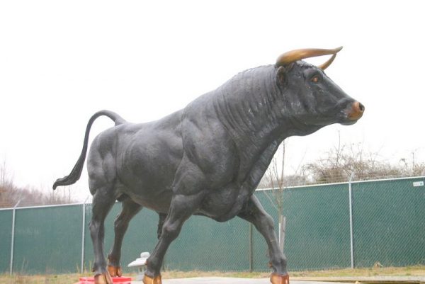 Giant Bull Toro